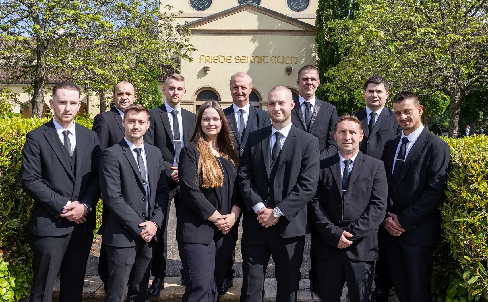 Bestatter Niefern-Öschelbronn - Foto von dem gesamten Team vom Bestattungsinstitut Gamper